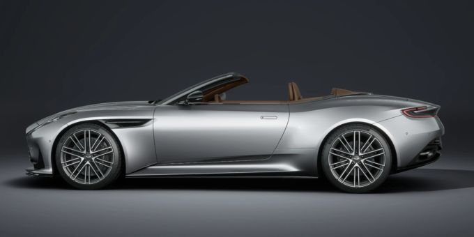 Ein Knopfdruck genügt und schon geniessen Sie den Fahrtwind und die warme Sonne auf Ihrer Haut. Aston Martin DB12 Volante
