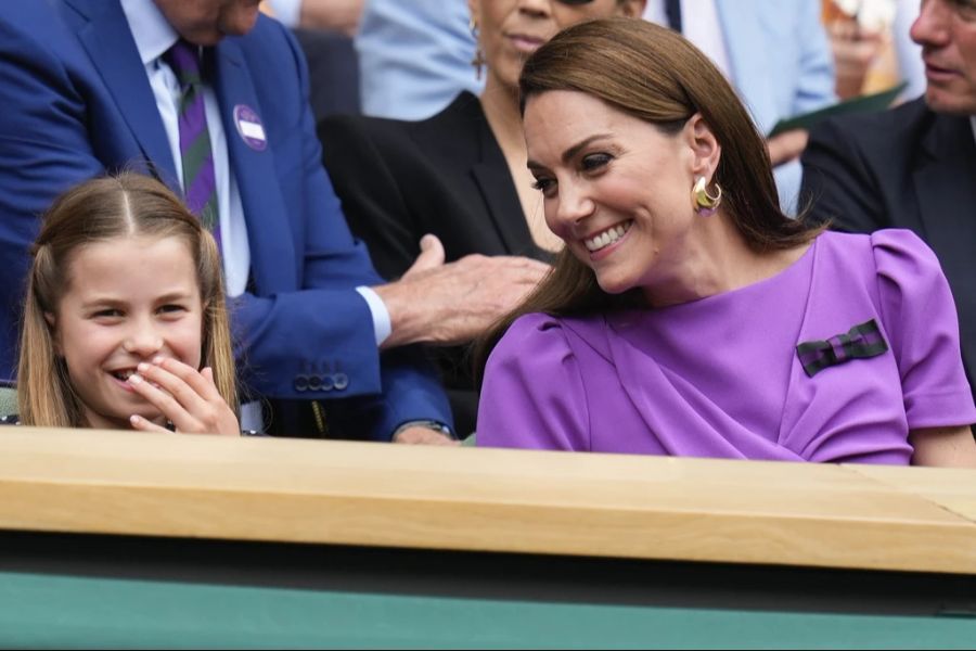 Mit Tochter Charlotte verfolgte sie das Turnier von der Tribüne aus.