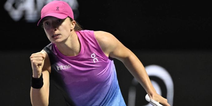 Die Titelverteidigerin Iga Swiatek kehrt nach zwei Monaten Pause an den WTA Finals in Riad erfolgreich zurück. Iga Swiatek WTA Finals