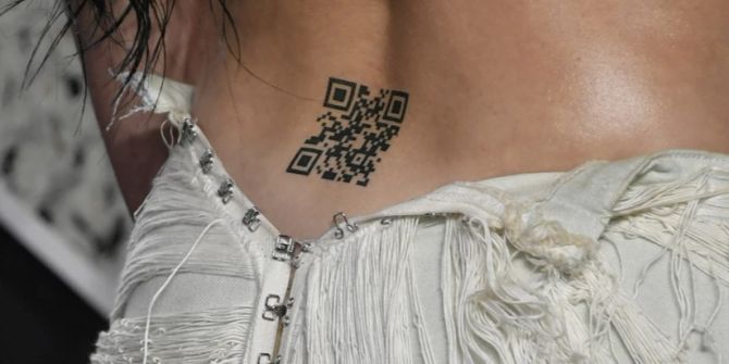 Katy Perry mit dem QR-Code-Tattoo.