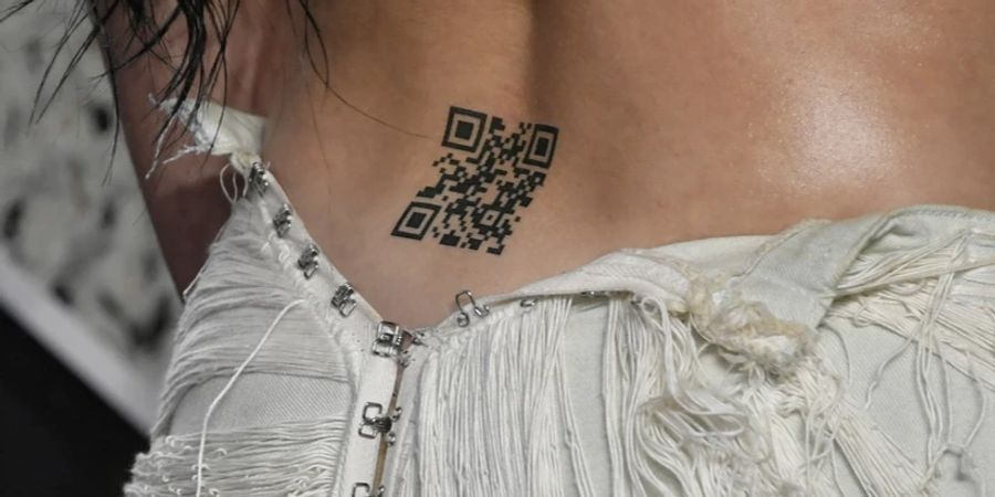 Katy Perry mit dem QR-Code-Tattoo.