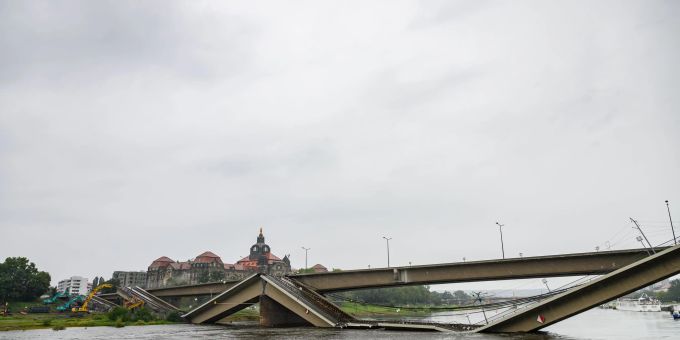 Am Morgen ist im Zuge der Abrissarbeiten ein weiterer Teil der Brücke eingestürzt. Am Morgen ist im Zuge der Abrissarbeiten ein weiterer Teil der Brücke eingestürzt.
