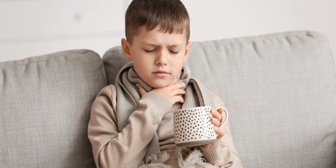 Bei einer Erkältung können Kindern auch natürliche Hausmittel helfen. Junge mit Erkältung