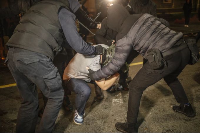 Festnahme eines Protestierenden in Georgien. Georgien EU Polizei Demo