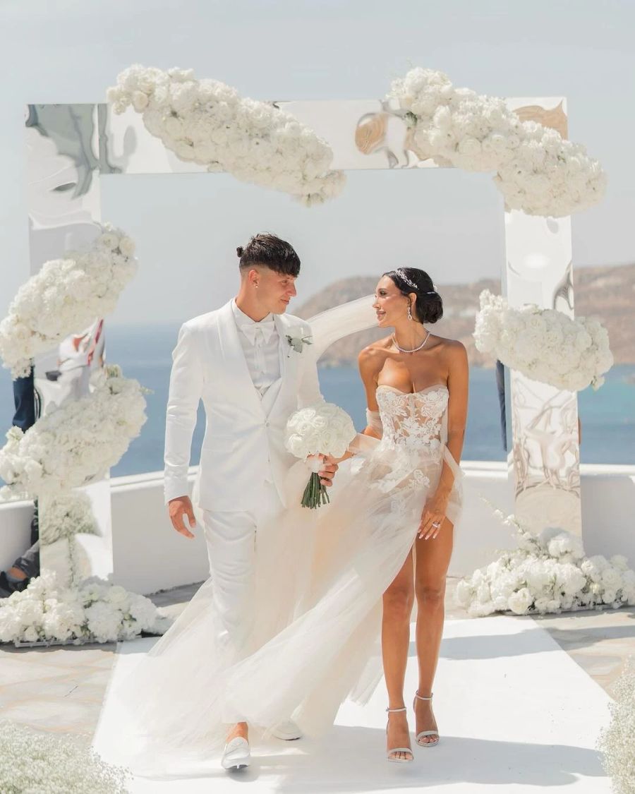 Scarlet Vas und Tayro Ricci feierten im September 2023 ihre Hochzeit auf Mykonos.