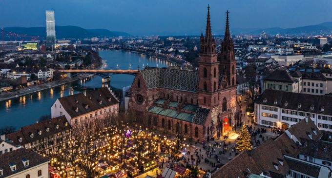 Luftaufnahme vom Weihnachtsmarkt auf dem Münsterplatz in Basel. Münsterplatz, Weihnachten
