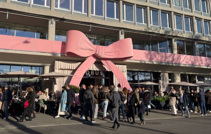 Die Menschen strömen am Eröffnungswochenende in die umgebaute Globus-Filiale in Zürich. zürich