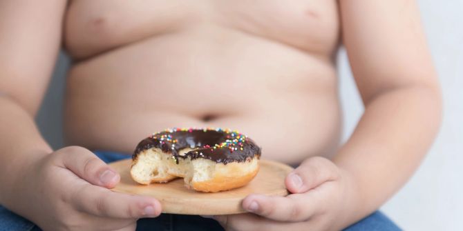 Dicker Junge mit Donut