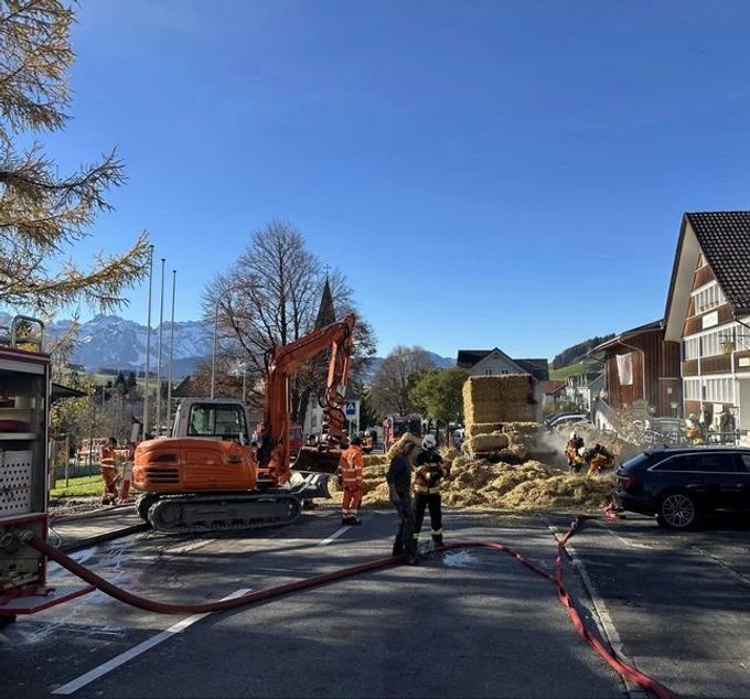 Die Hauptstrasse musste eine Zeit lang gesperrt werden. Strassensperre