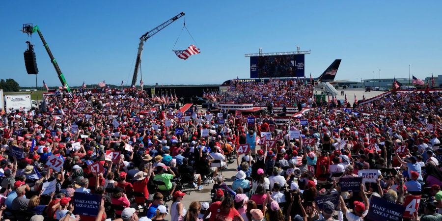 Das Publikum von Donald Trump bei einer Wahlkampfrede im besonders umkämpften US-Bundesstaat North Carolina.