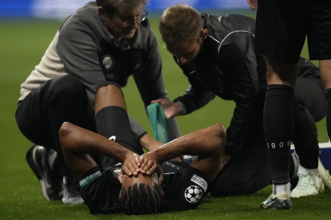 Die Betreuer behandeln das rechte Knie von Gregory Wüthrich. Gregory Wüthrich Champions League