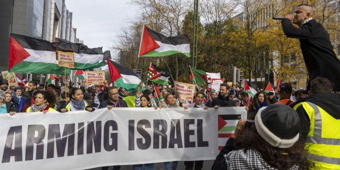 Die Demonstranten zogen vom Nordbahnhof der belgischen Hauptstadt in das Europaviertel und forderten die sofortige Waffenruhe in Nahost. nahost demonstration belgien