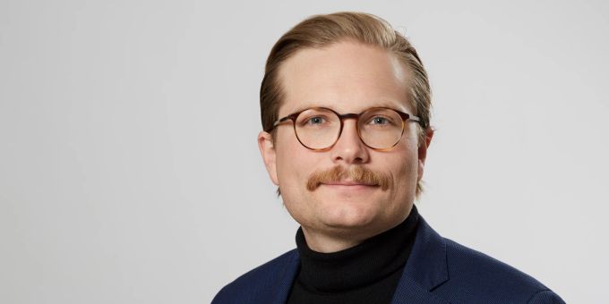 Raoul Niederberger Porträtfoto Mann blau blon