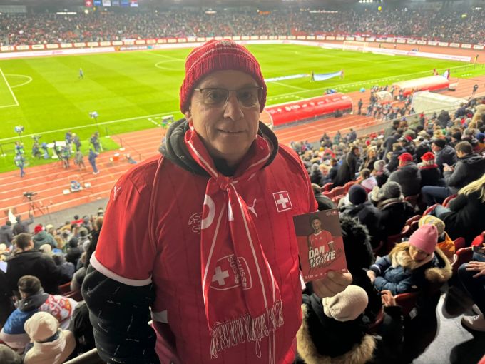Super-Fan Beat unterstützt die Schweizer Nati im Letzigrund gegen Serbien. In der Hand hält er eine unterschriebene Autogrammkarte von Dan Ndoye. Schweizer Nati