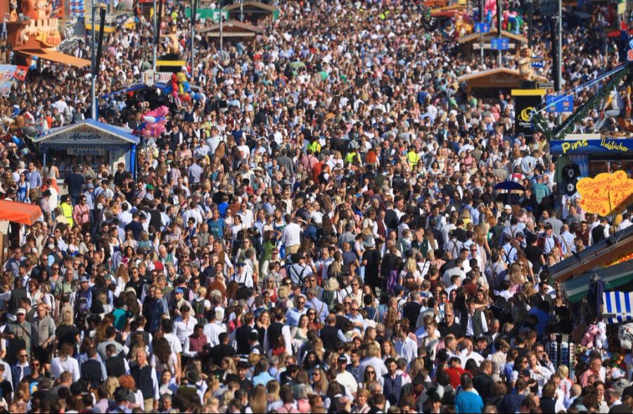 Das Oktoberfest in München besuchen jährlich Millionen Menschen. Dabei kommt es immer wieder zu sexuellen Übergriffen gegenüber Frauen.