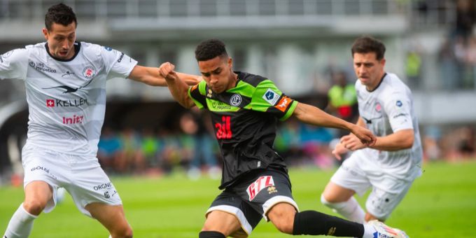 Remo Arnold bedrängt Yanis Cimignani vom FC Lugano. FC Winterthur