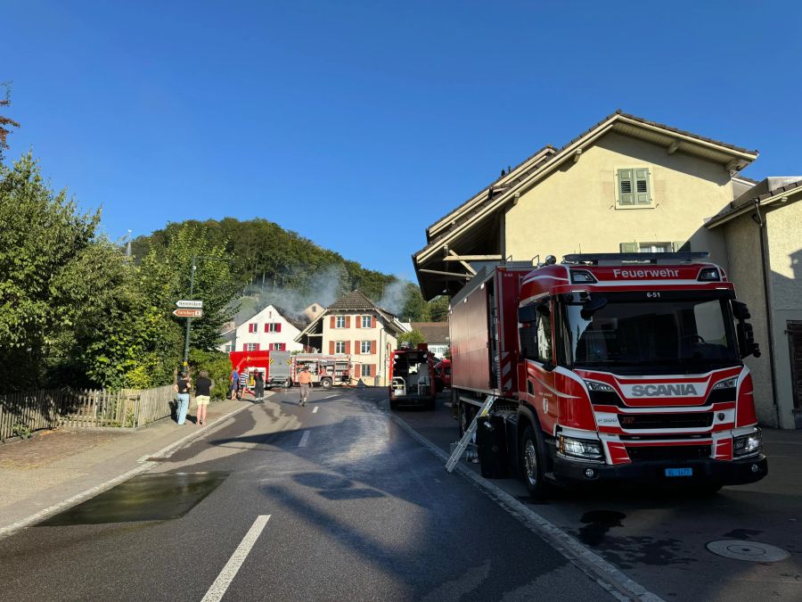 Am Dienstag brach in einem Mehrfamilienhaus am Kirchweg in Buus BL ein Brand aus.