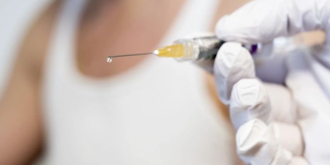 Mit einer neuartigen Impfung bei Lungenkrebs soll das Immunsystem der Patienten trainiert werden. (Symbolbild) Impfung lungenkrebs