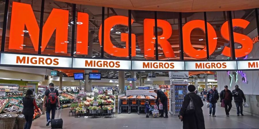 In Tourismusregionen, Bahnhöfen oder wie hier am Flughafen Zürich, dürfen Detailhändler auch am Sonntag öffnen, anderenorts nicht. (Archivbild)