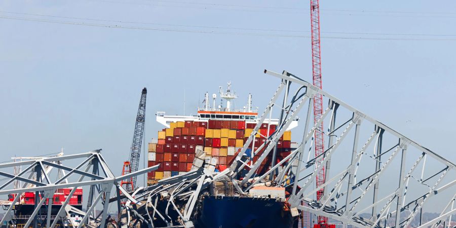 Die eingestürzte Francis-Scott-Key-Brücke liegt auf dem Containerschiff «Dali» (Archiv). Der Frachter wurde im Mai von der Unfallstelle geschleppt. (Archivbild)