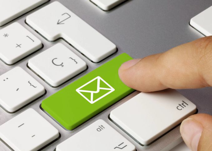Auch bei E-Mails sollten Sie genau darauf achten, ob sie wirklich von dem Online-Shop stammen, bei dem Sie bestellt haben. Shopping