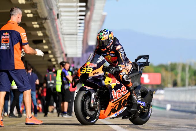 Brad Binder (Red Bull KTM) bei den Testfahrten der MotoGP in Barcelona. Red Bull KTM MotoGP