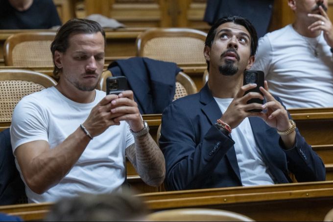 Gemeinsam mit der Schweizer Nati besuchte Jonas Siegenthaler (rechts) im Sommer das Bundeshaus. NHL