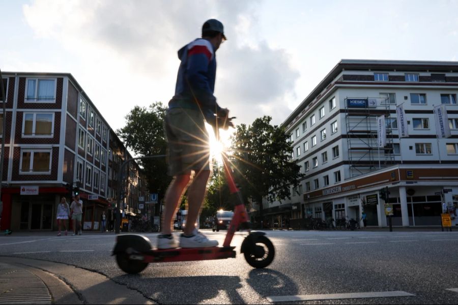 Auch E-Trottis dürfen zusammengeklappt unter dem Sitz mitgenommen werden.