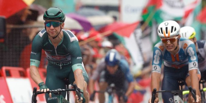 Kaden Groves (l) gewinnt an der Vuelta auch die 17. Etappe. Vuelta Kaden Groves