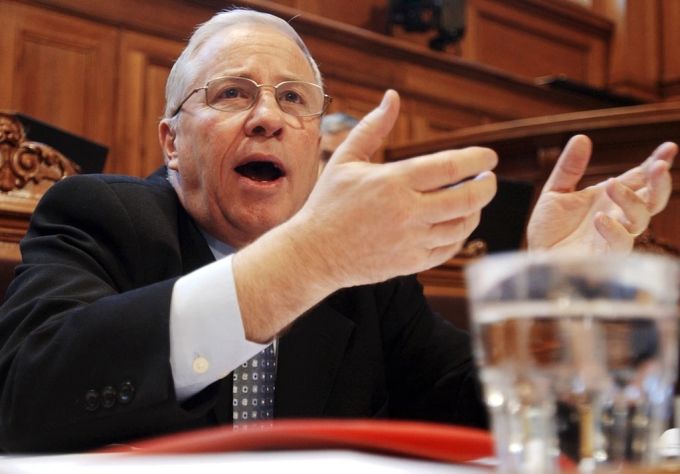 Bundesrat Christoph Blocher bei einem engagierten Votum während seinem ersten Auftritt als Justizminister, am 3. März 2004 im Ständerat in Bern. Christoph Blocher Justizminister