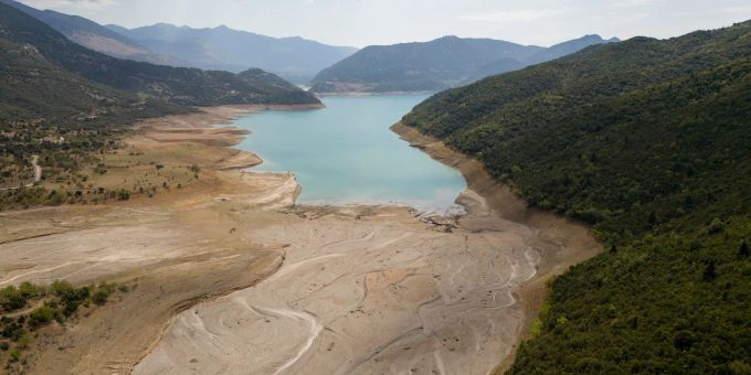 Der Stausee liegt 250 Kilometer westlich von Athen: Schon lang hat Griechenland keine Dürre wie diese mehr gesehen. dürre griechenland