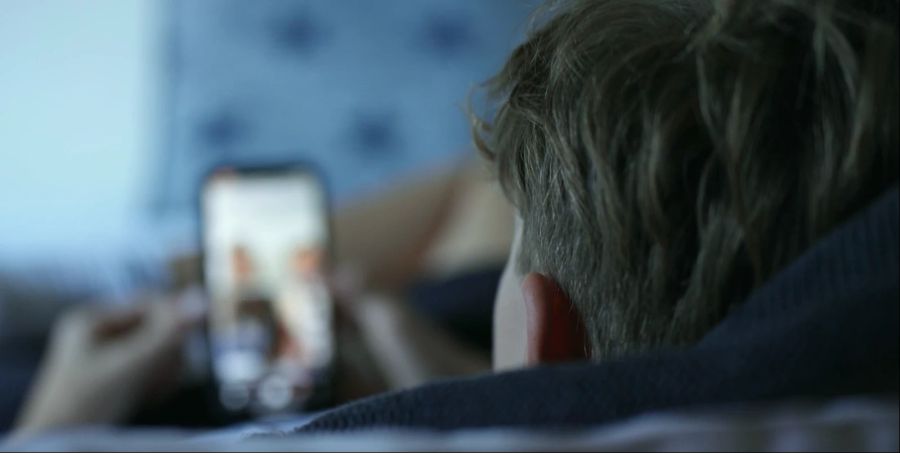 Laut Fachleuten zeigen rund 300'000 von ihnen ein problematisches oder gar süchtiges Verhalten bei der Nutzung von Smartphones.