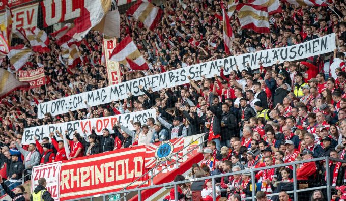 Fan-Protest in Mainz: Banner gegen Jürgen Klopp. Jürgen Klopp