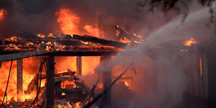 Heftige Winde breiten die Flammen in Kalifornien schnell aus.