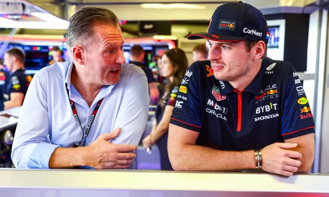 Jos Verstappen (li.) fordert von der Formel 1 eine professionellere Rennleitung. Jos Verstappen Formel 1
