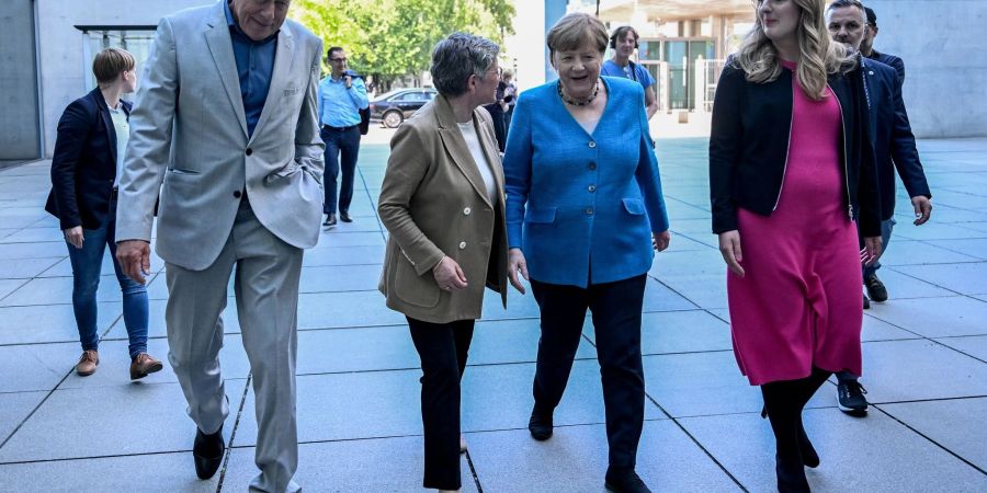 Die ehemalige Bundeskanzlerin Angela Merkel kommt zur Abschiedsfeier für den Bundestagsabgeordneten Jürgen Trittin.