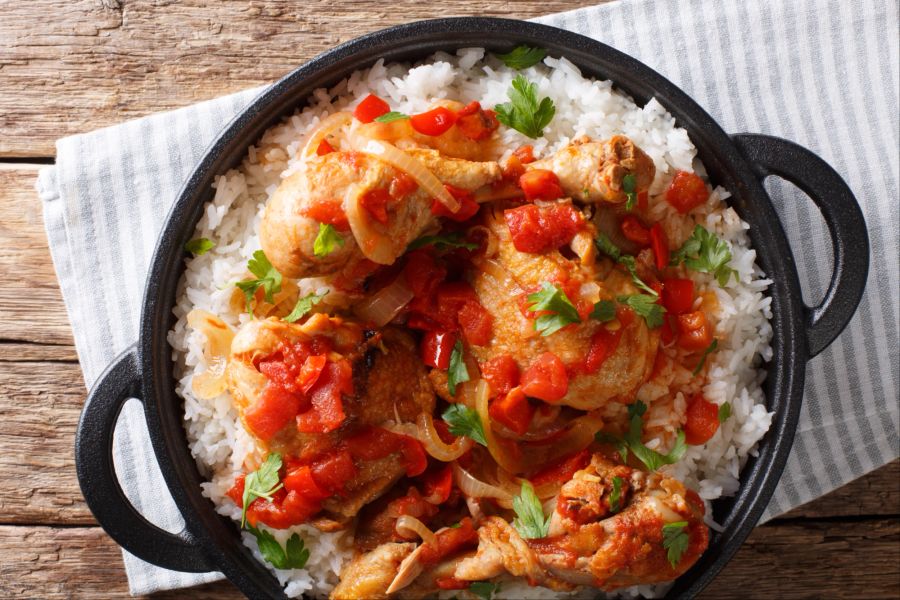 Huhn auf Reis mit Tomaten.