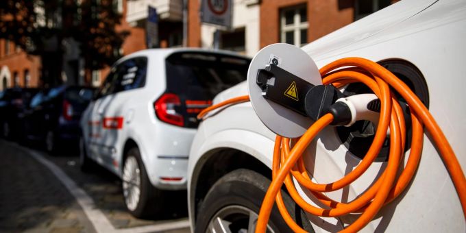 In der Schweiz steigt die Anzahl der verkauften Elektrofahrzeuge kontinuierlich an. (Symbolbild) Elektroautos beschleunigen oft weitaus stärker, zudem werden sie wie alle Autos im Mittel immer schwerer.