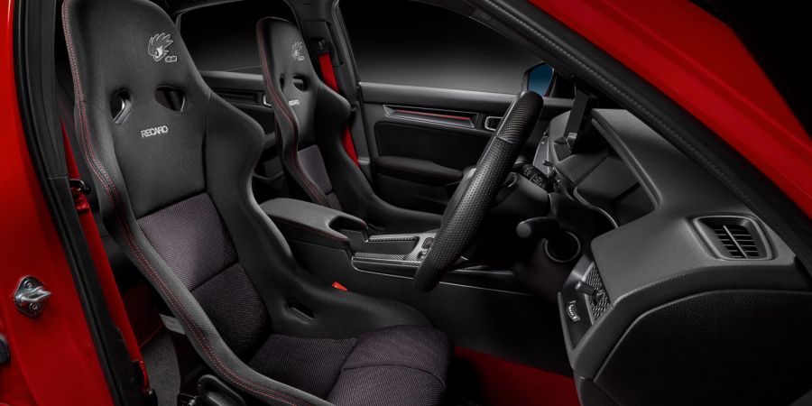 Im Innenraum des Mugen Honda Civic Type R: Rennsitze, Carbon-Elemente und ein neuer Schaltknauf sorgen für Motorsport-Feeling.