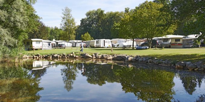 Der Campingplatz in Gampelen am Neuenburgersee befindet sich im Naturschutzgebiet Fanel. (Archivbild) Gampelen am Neuenburgersee