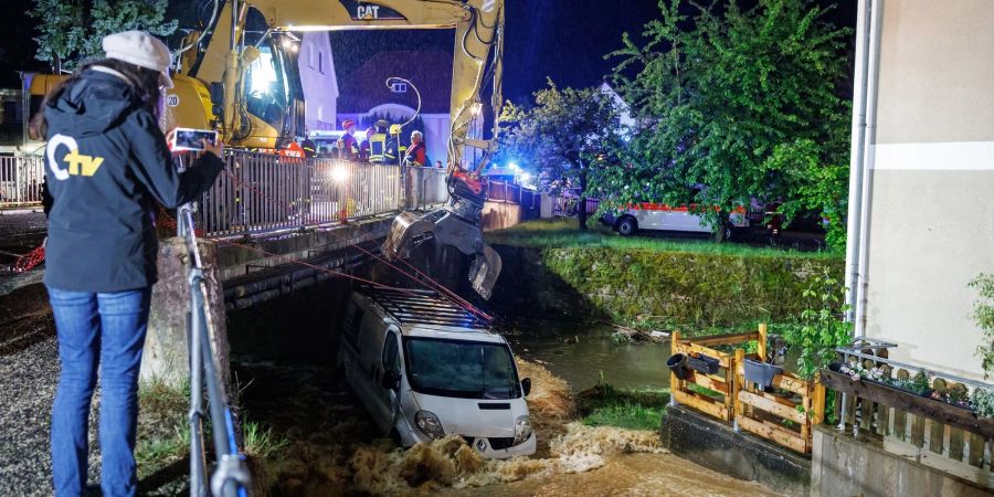 Mit einem Bagger musste dieser Kastenwagen im bayrischen Kastl geborgen werden.