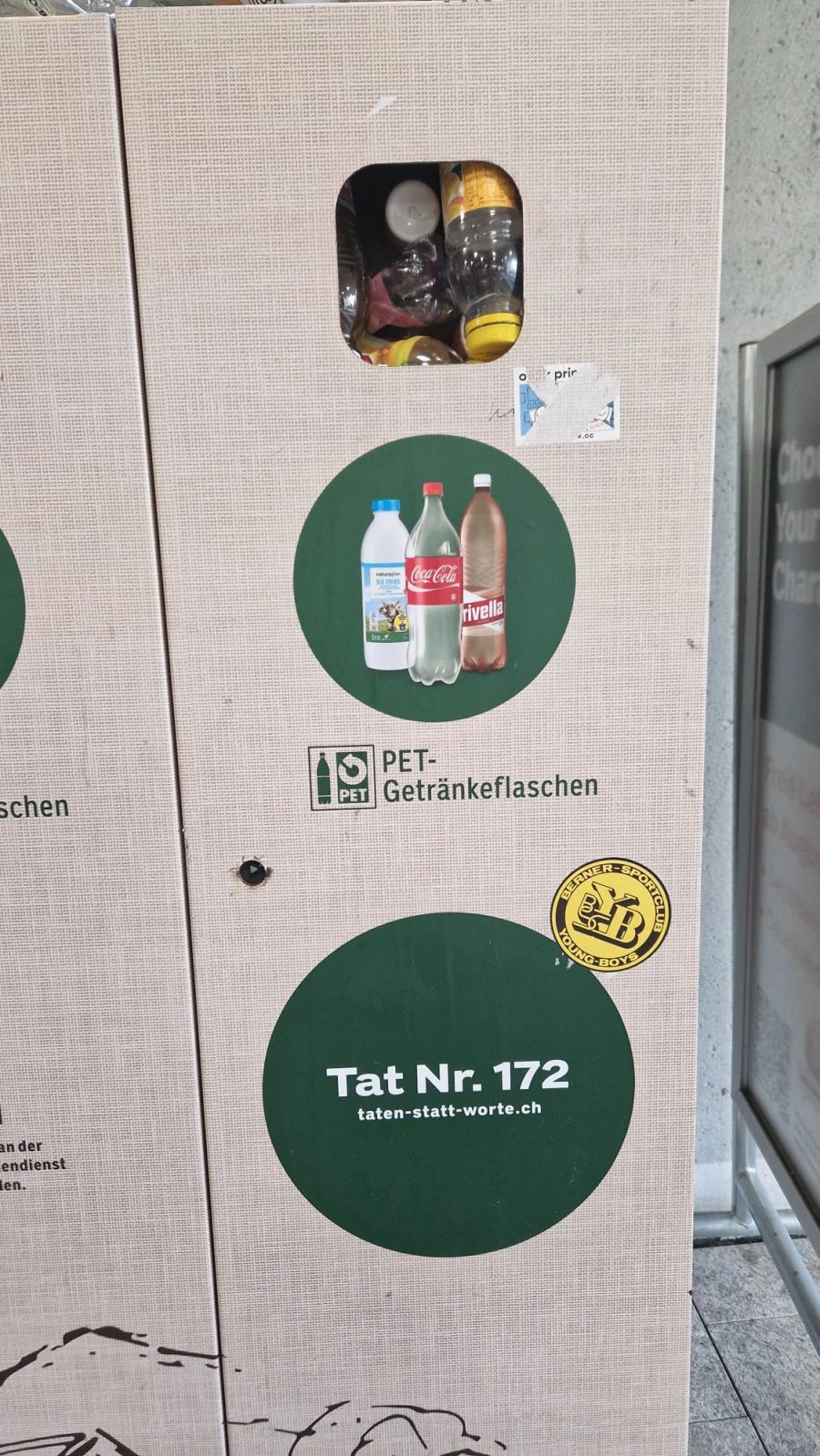 Auch in der Coop-Filiale beim Berner Rosengarten ist es so. Auf der auf dem Bild abgebildeten Milchflasche steht zwar, dass diese neu ins PET gehören.