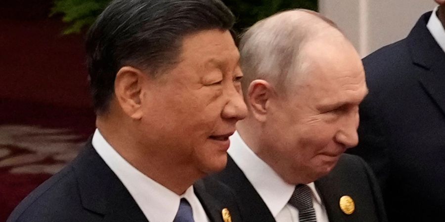 Der chinesische Präsident Xi Jinping (l) und der russische Präsident Wladimir Putin: Putin will im Mai China besuchen.