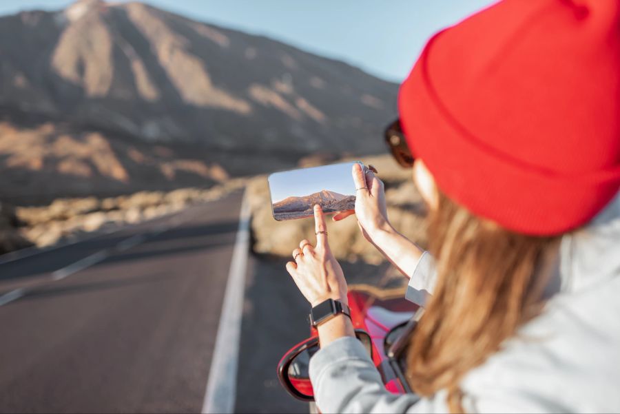 Frau macht Foto in der Natur mit dem Handy. Influencer.