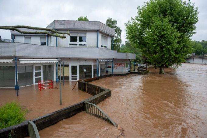 Saarland, Lebach: Das Hochwasser der Theel hat Teile der Innenstadt von Lebach überflutet. saarland polizei überflutungen