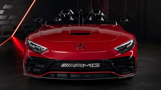Das Design des Mercedes-AMG PureSpeed Concept ist eine Mischung aus AMG One und Zitaten an Modelle wie den SLR Stirling Moss 2024 Mercedes-AMG PureSpeed Concept