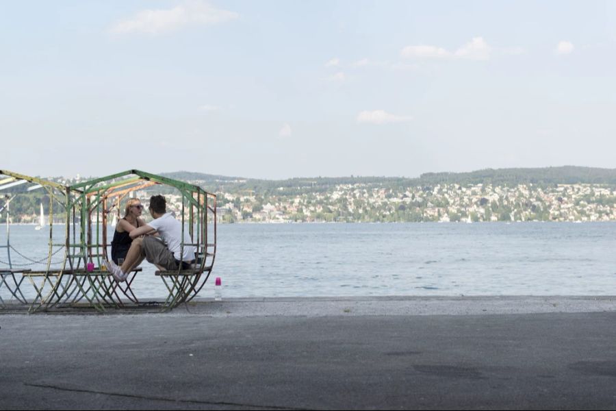 Endlich wieder draussen sitzen – sei es am Zürichsee, an der Limmat oder in einem Park.