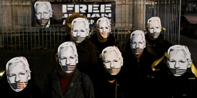 Unterstützer des Wiki-Leaks-Gründers Julian Assange demonstrieren. (Archivbild) julian assange haftstrafe biden