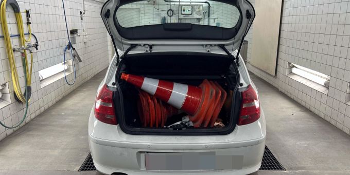 Gestohlene Leitkegel in Auto. Gestohlene Leitkegel