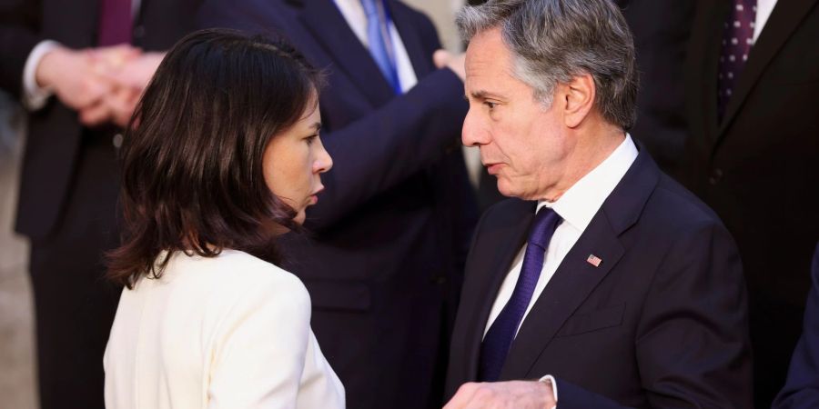 Aussenministerin Annalena Baerbock neben ihrem amerikanischen Amtskollegen Antony Blinken im NATO-Hauptquartier in Brüssel.